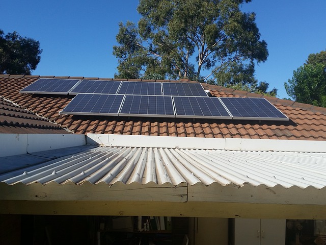 Panneaux solaires sur le toit. Panneaux solaires aérovolataïque