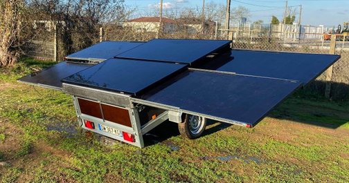 remorque avec panneaux solaires intégré pour produire de l'électricité partout