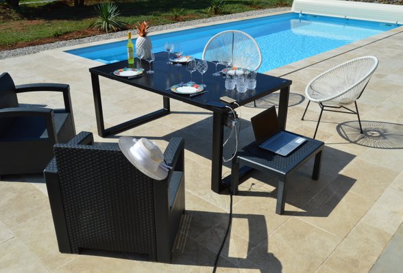 table exterieure avec panneau solaire intégré pour produire de l'électricité et recharger en extérieur