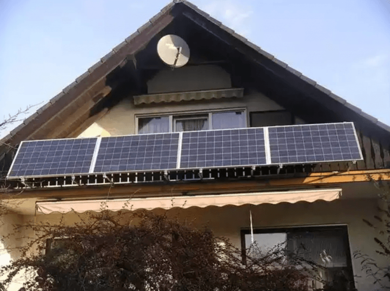pose de panneau solaire sur le balcon